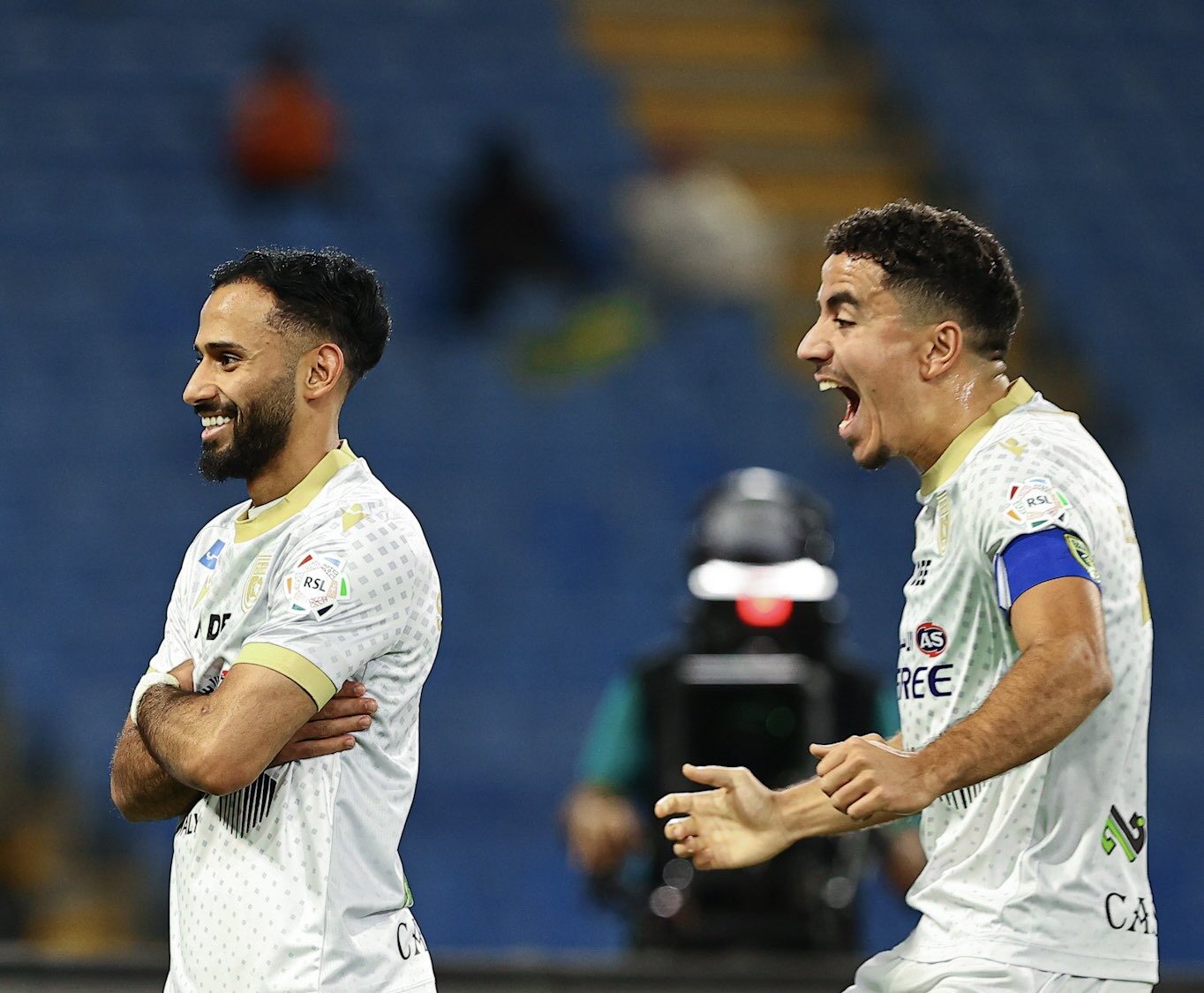 بطاقتان حمراوان و7 أهداف.. التعاون يقهر ضمك في مباراة مثيرة