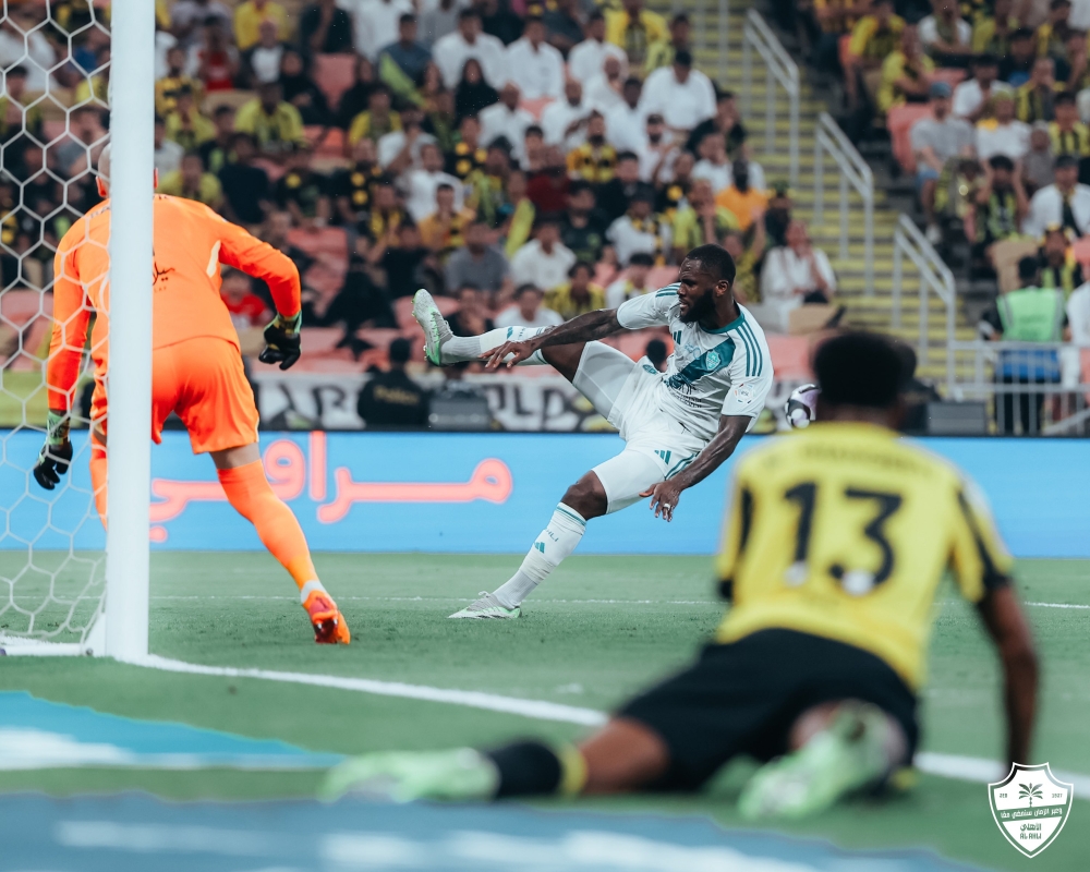 لجنة الامتثال تتحرك.. عقوبات مرتقبة بعد لافتة مسيئة في ديربي جدة