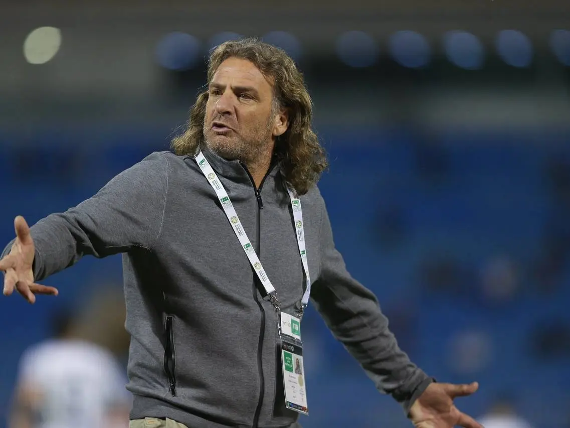 رسميًا.. الرياض يعلن تعاقده مع المدرب كارينيو