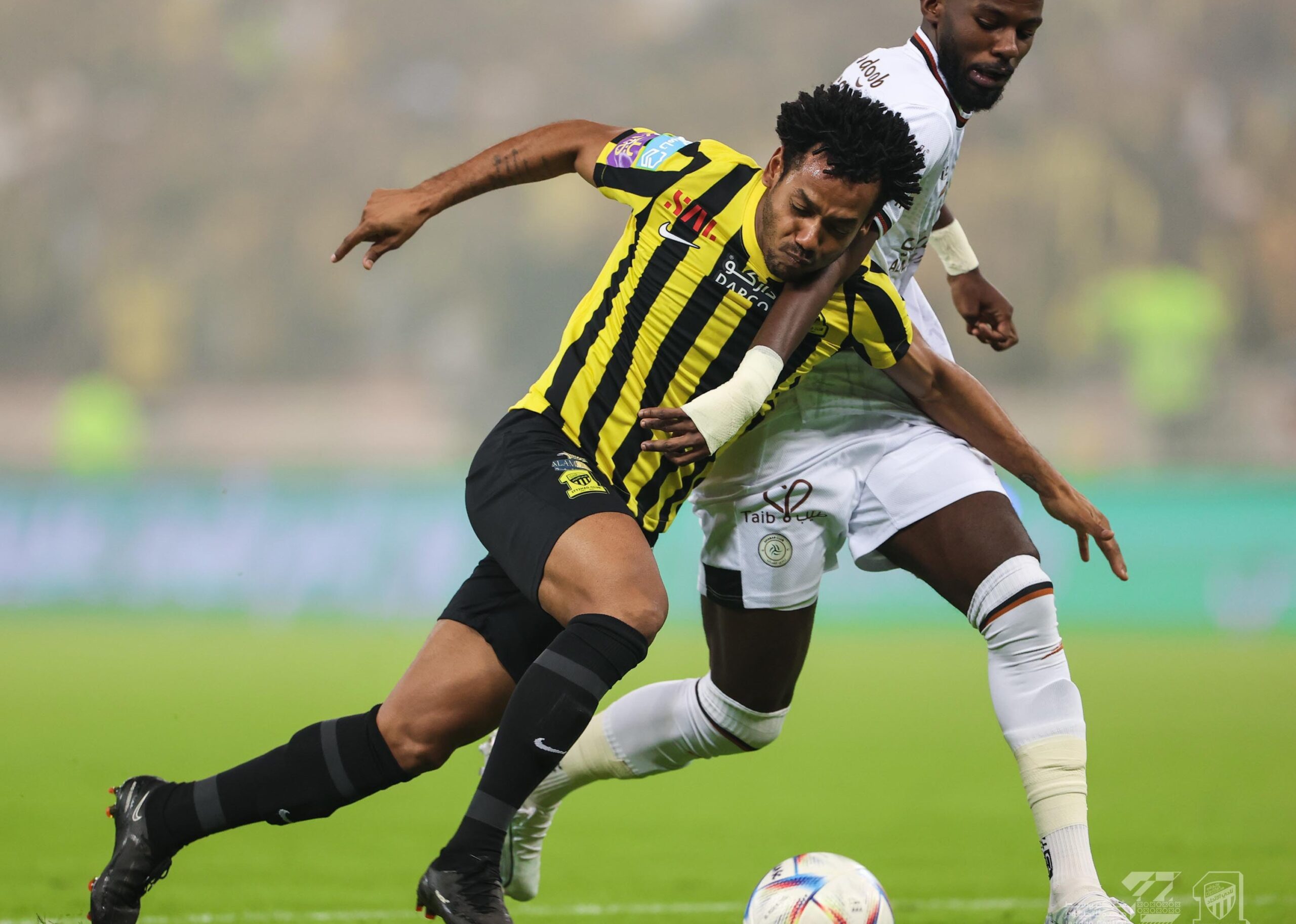 قرار مثير للجدل.. خبير تحكيمي يوضح حقيقة إلغاء هدف الشباب أمام الاتحاد