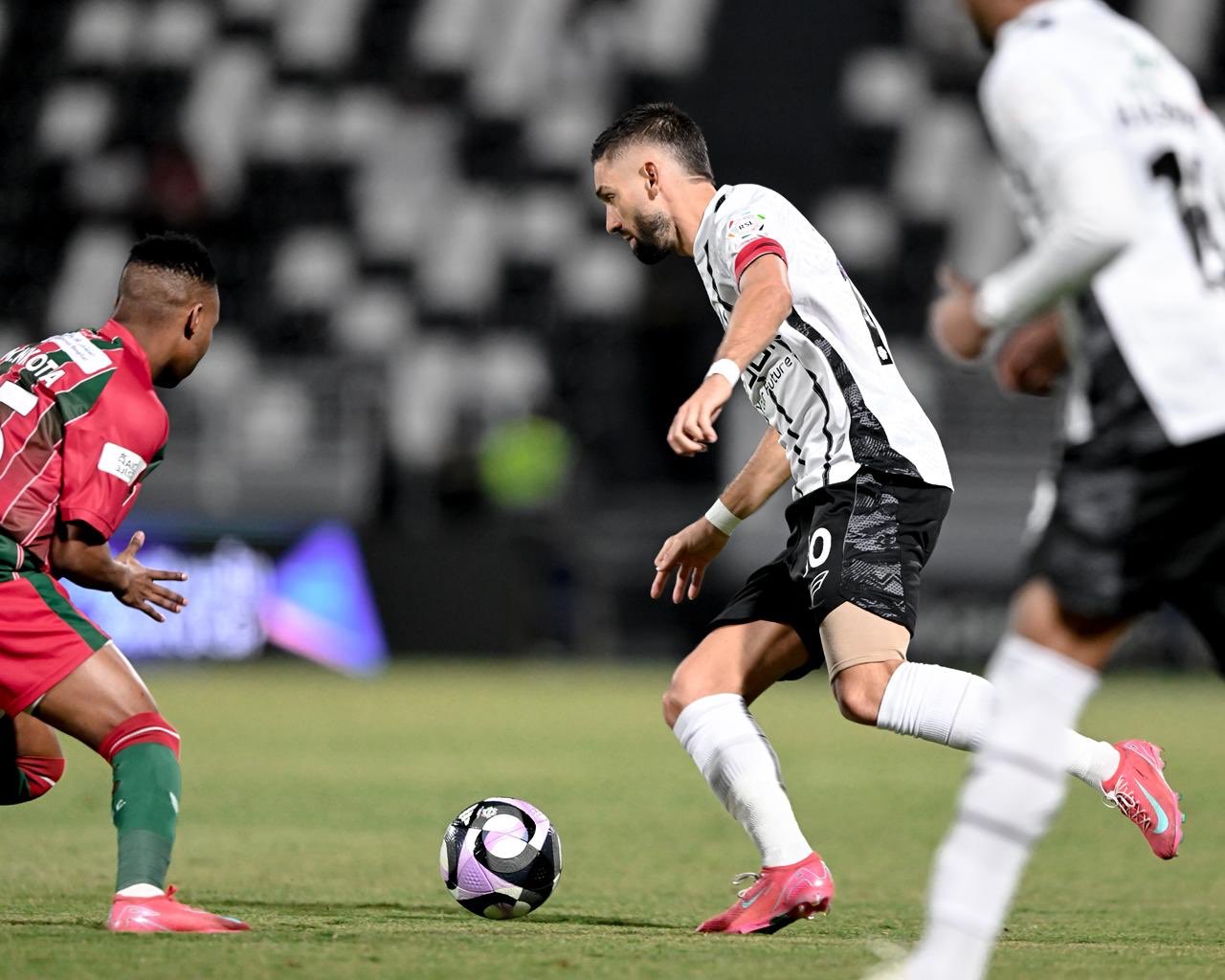 تعادل مثير بين الشباب والاتفاق في دوري روشن