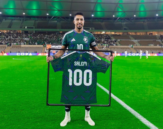 صور | الدوسري يحفر اسمه في تاريخ الكرة السعودية بـ100 مباراة دولية