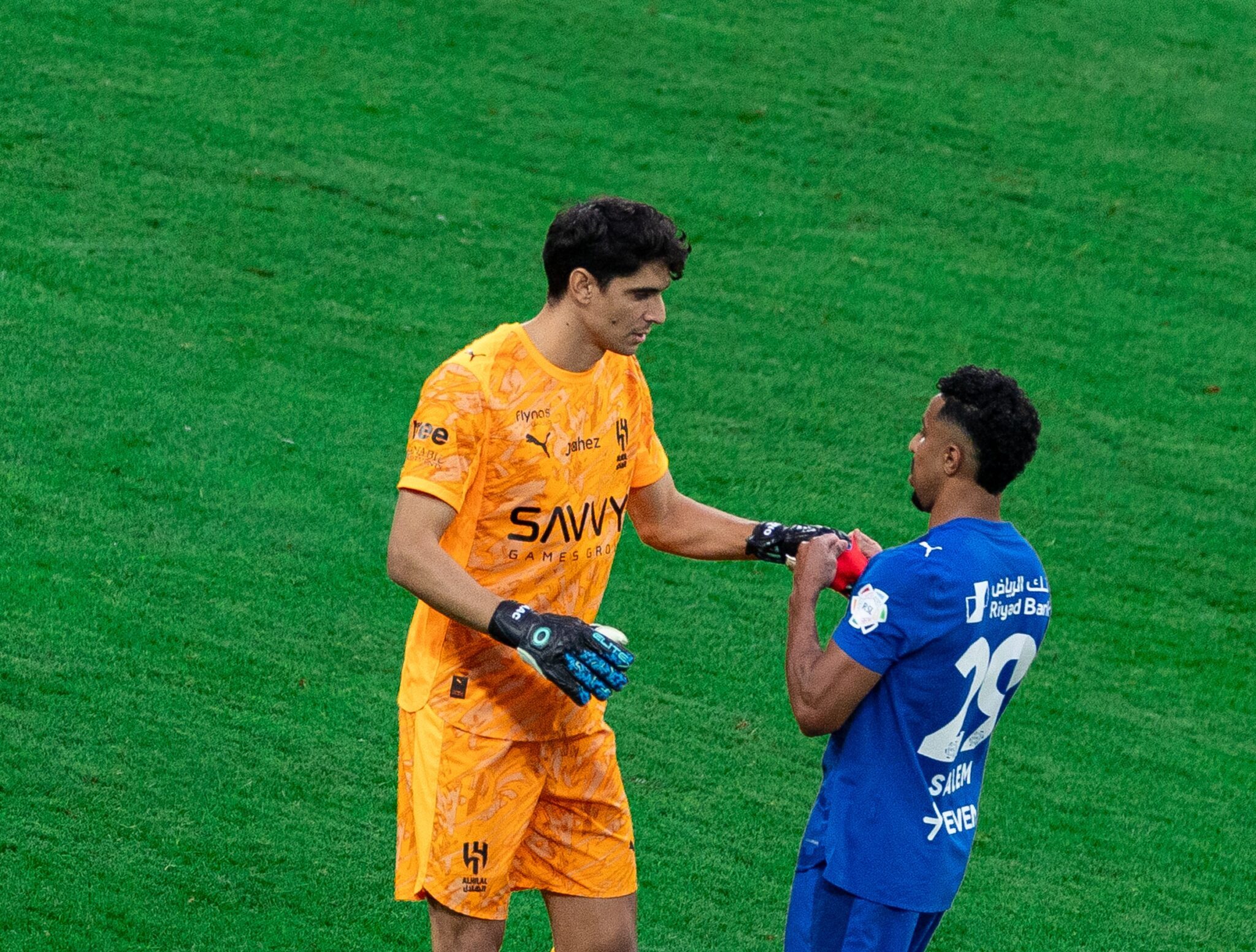 ياسين بونو يكيل المديح إلى الهلال وجماهيره