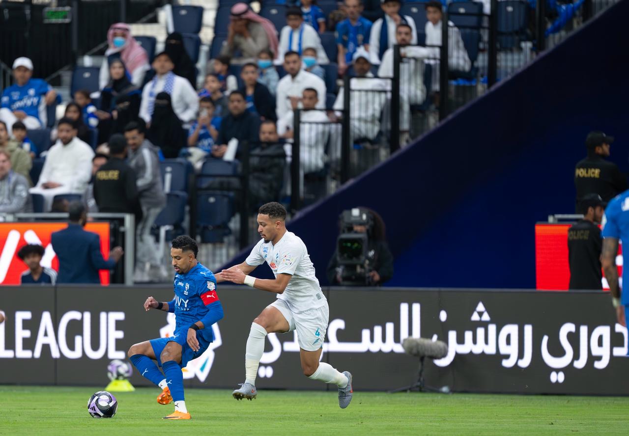 عاجل بـ10 لاعبين.. الهلال يقلب الطاولة على الفتح