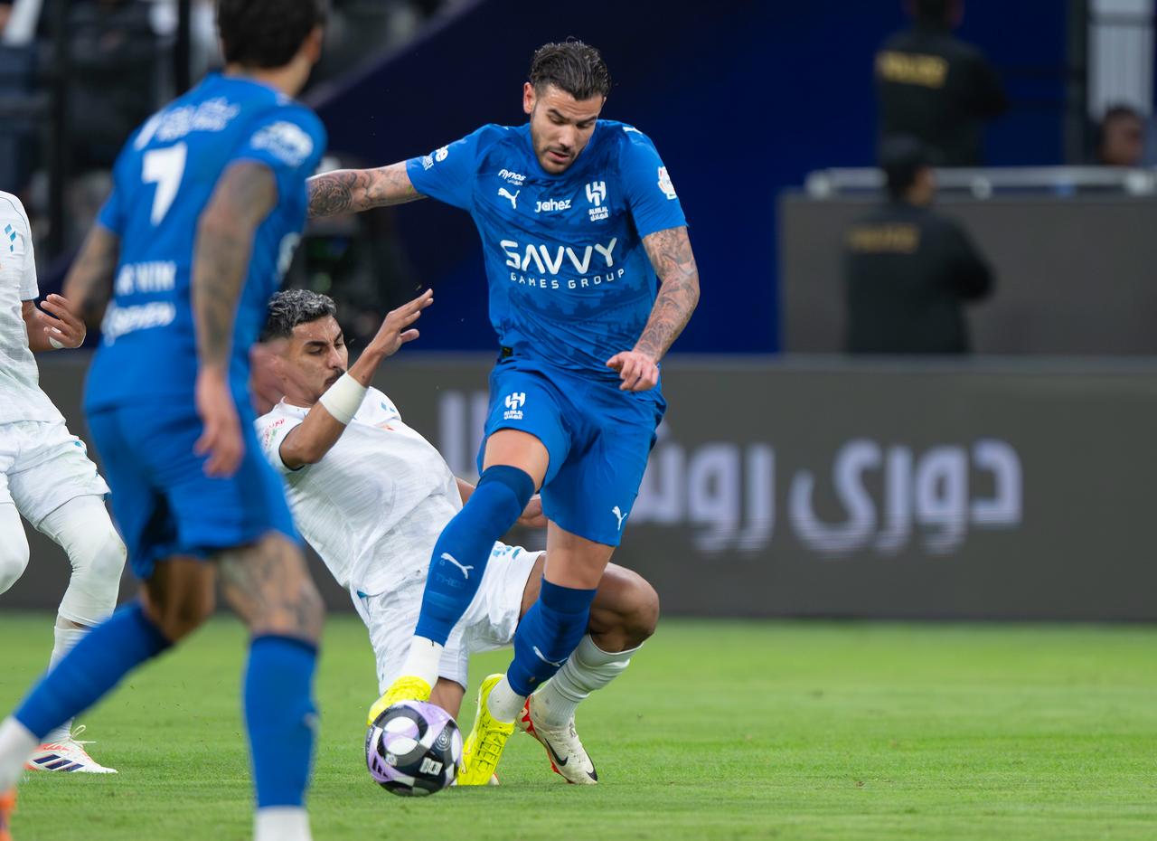 مستشار تحكيمي يفجرها: ركلة جزاء الهلال ضد الفتح «غير صحيحة»