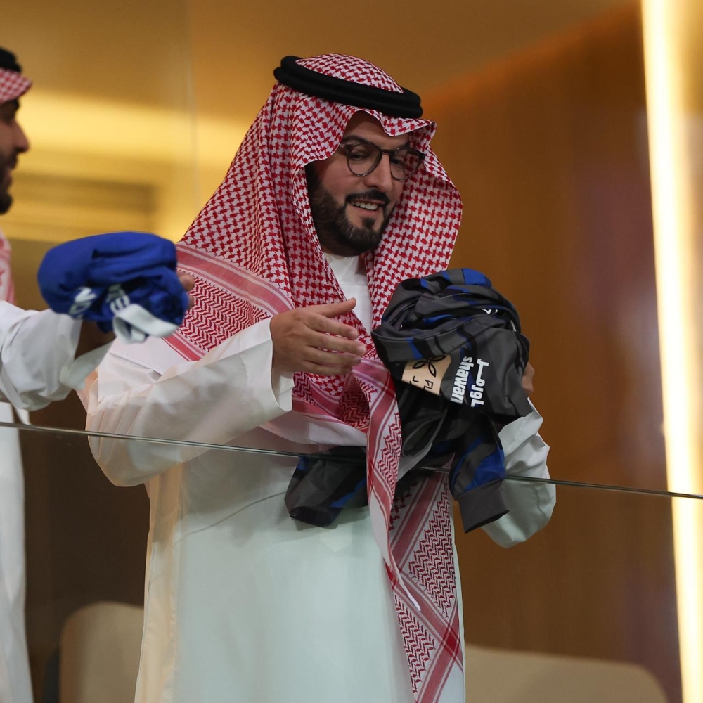 فيديو| تواجد مفاجئ لرئيس الهلال السابق يشعل المدرجات أمام الفتح