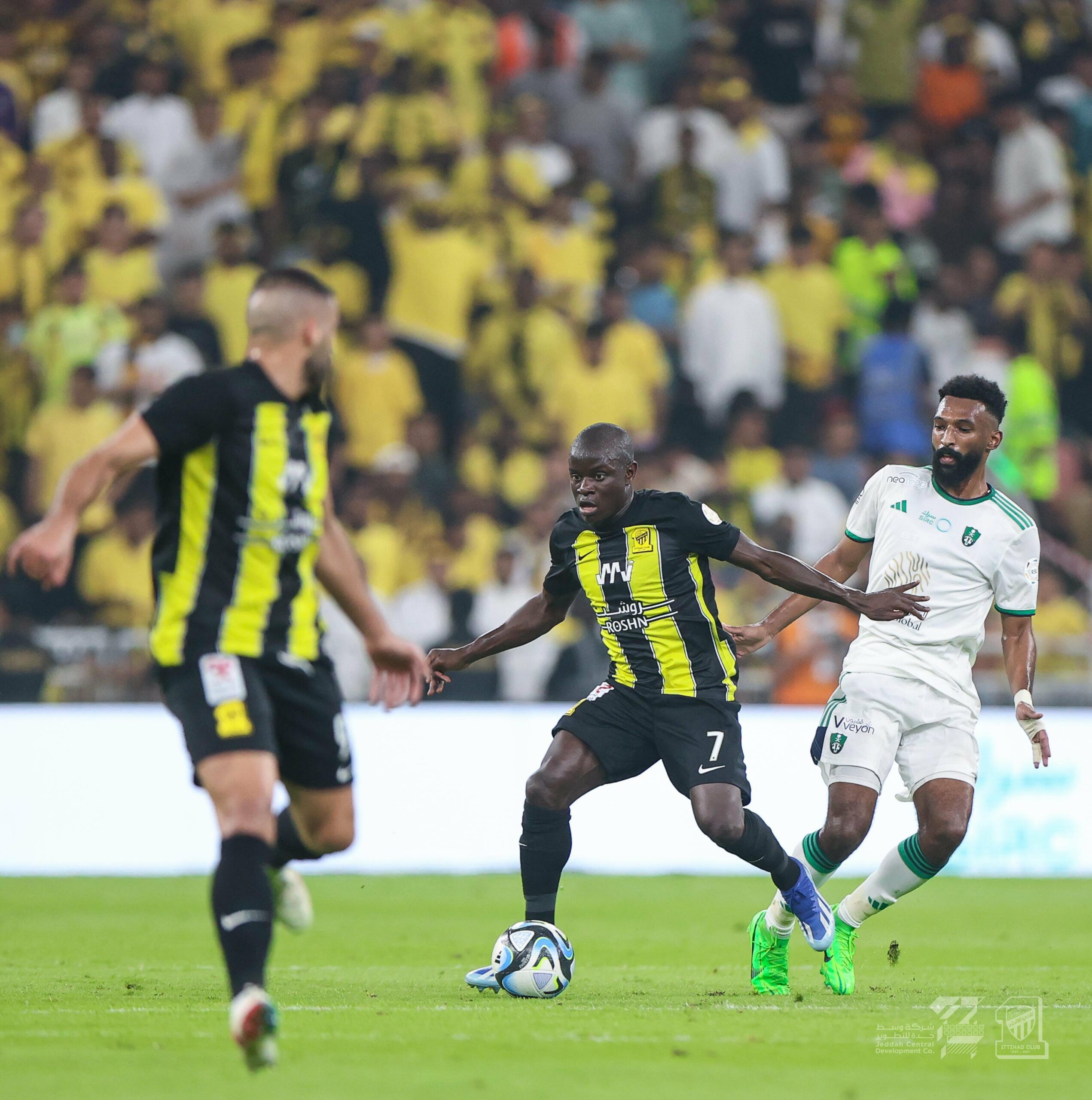 عاجل | التشكيل الرسمي.. ثلاثي ناري في هجوم الاتحاد ضد الأهلي