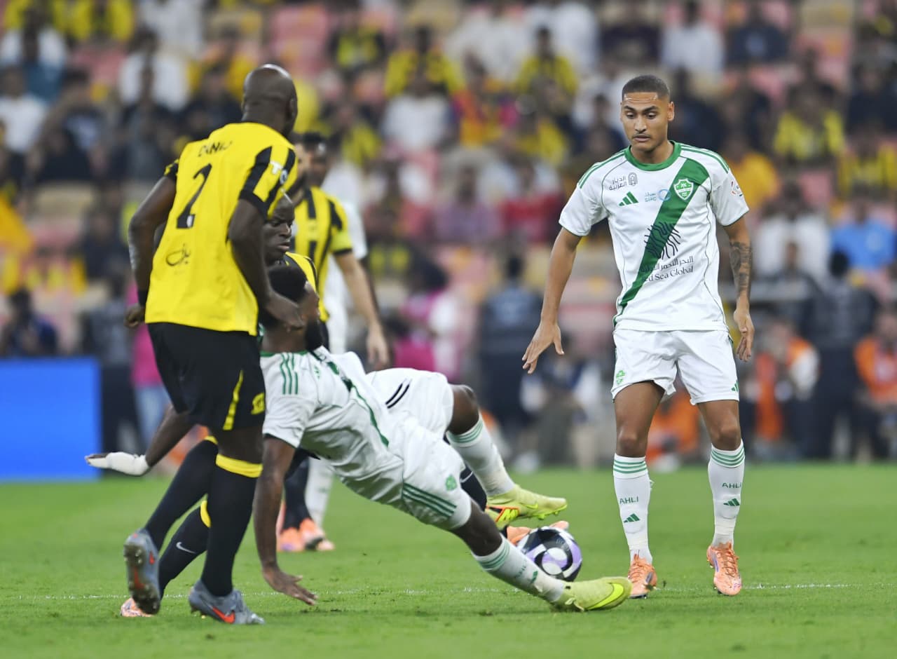 فيديو| ديربي الأهلي والاتحاد يشهد اشتباكًا بين عوار وديميرال