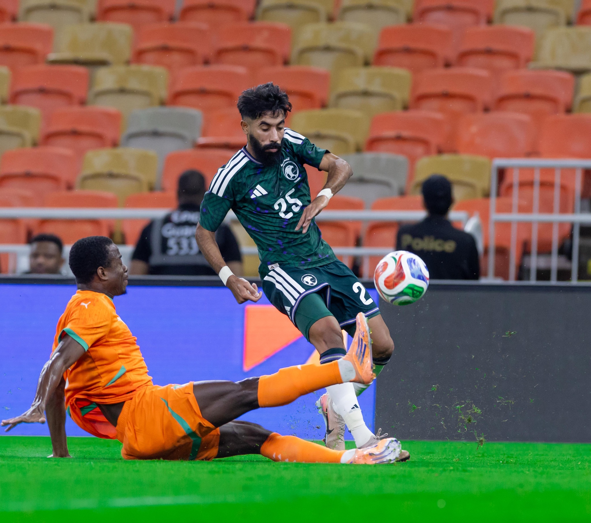 إعلامي ينتقد بث مباراة السعودية وكوت ديفوار: “لمصلحة من؟”