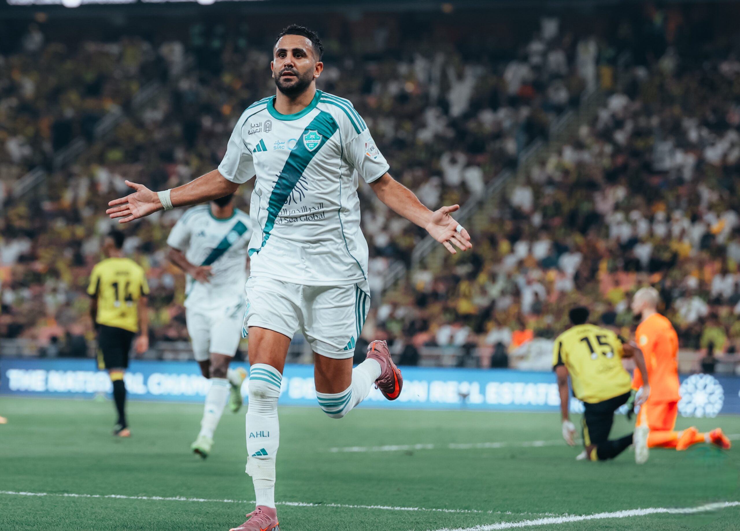 الأهلي يتجه لتصعيد رسمي ضد الاتحاد بسبب “بنر” مسيء في ديربي جدة