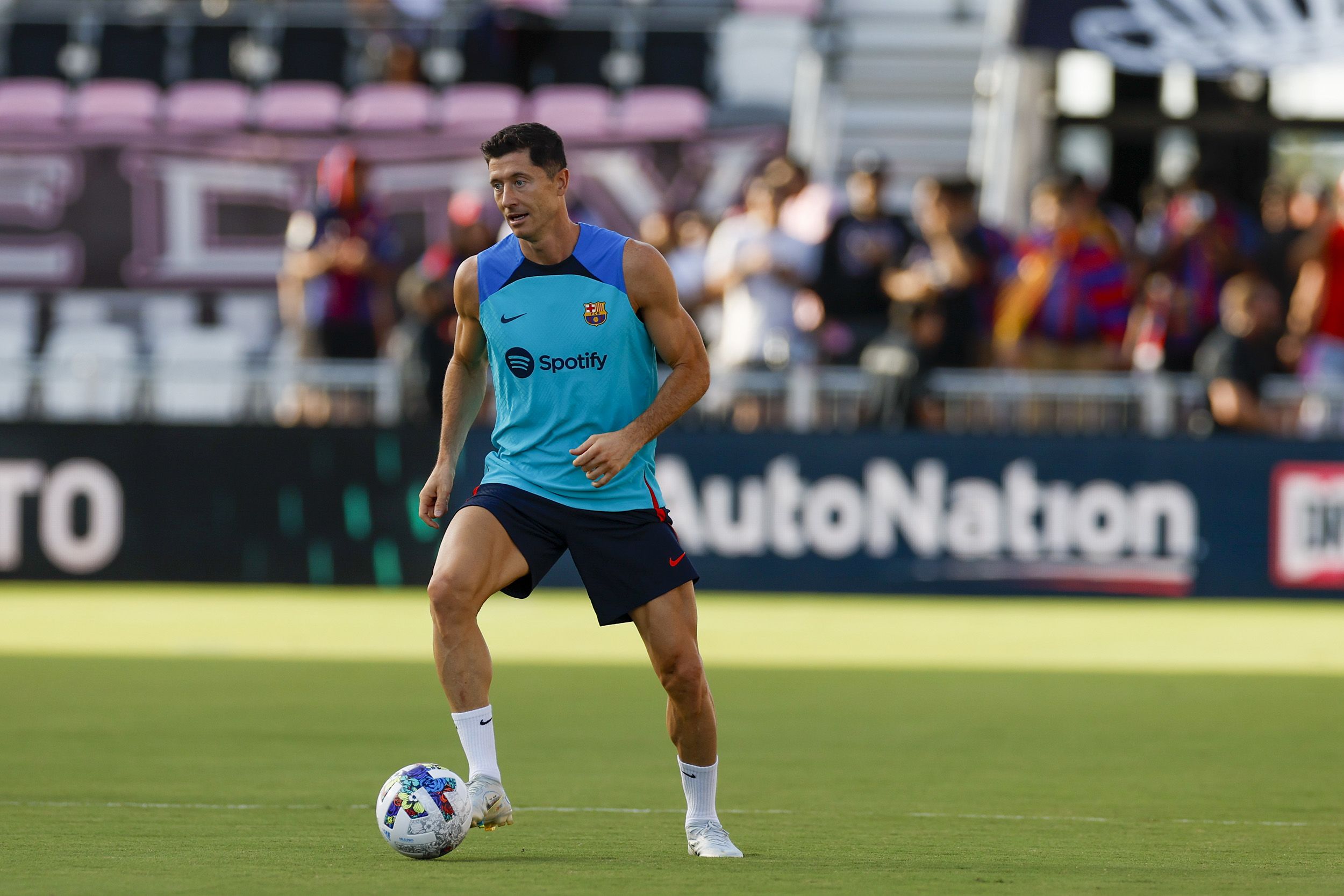 عرض سعودي ضخم يفتح باب الرحيل أمام ليفاندوفسكي عن برشلونة