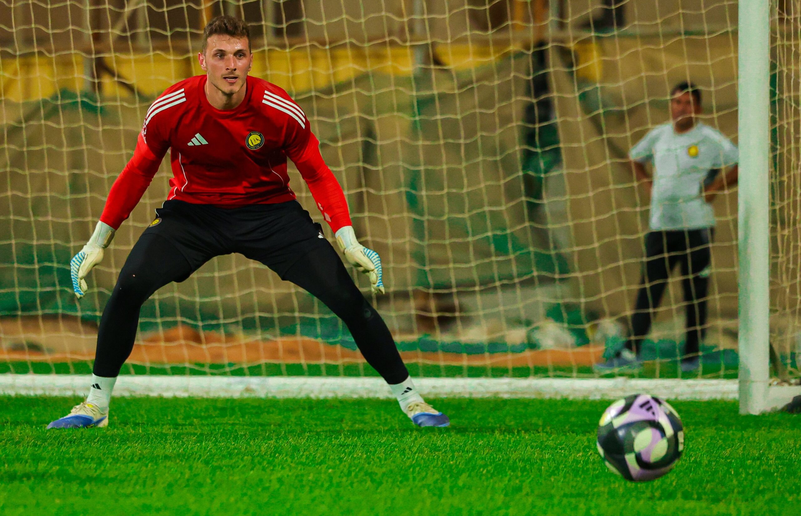 بينتو على أعتاب الرحيل.. ميلان وإنتر يتسابقان لخطف حارس النصر