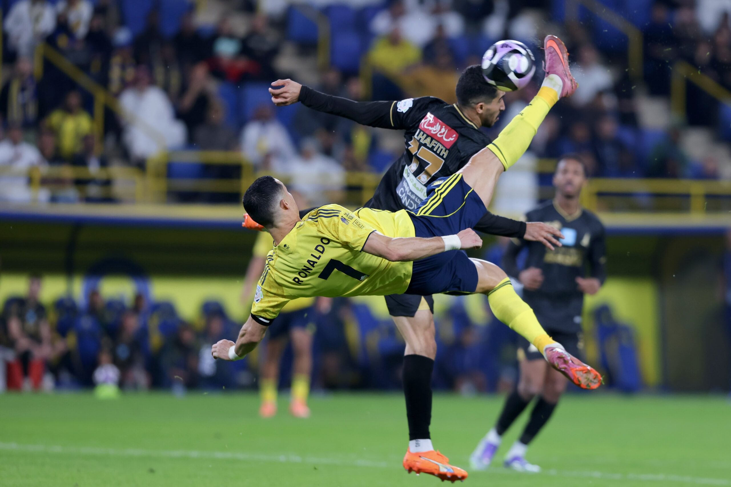 ملامح الجولة 9 لروشن.. صراع ناري على القمة.. ومقصية رونالدو تسرق الأضواء