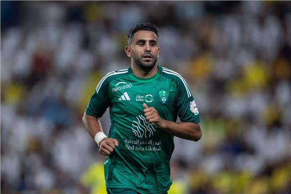 رياض محرز يترقب كتابة فصل جديد مع الأهلي في ديربي جدة ضد الاتحاد