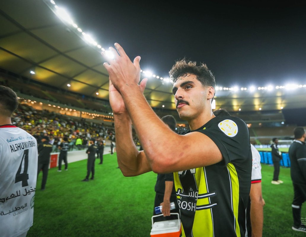 الاتحاد يخشى فقدان آل موسى أمام الأهلي بعد طرد فابينيو في لقاء الخليج