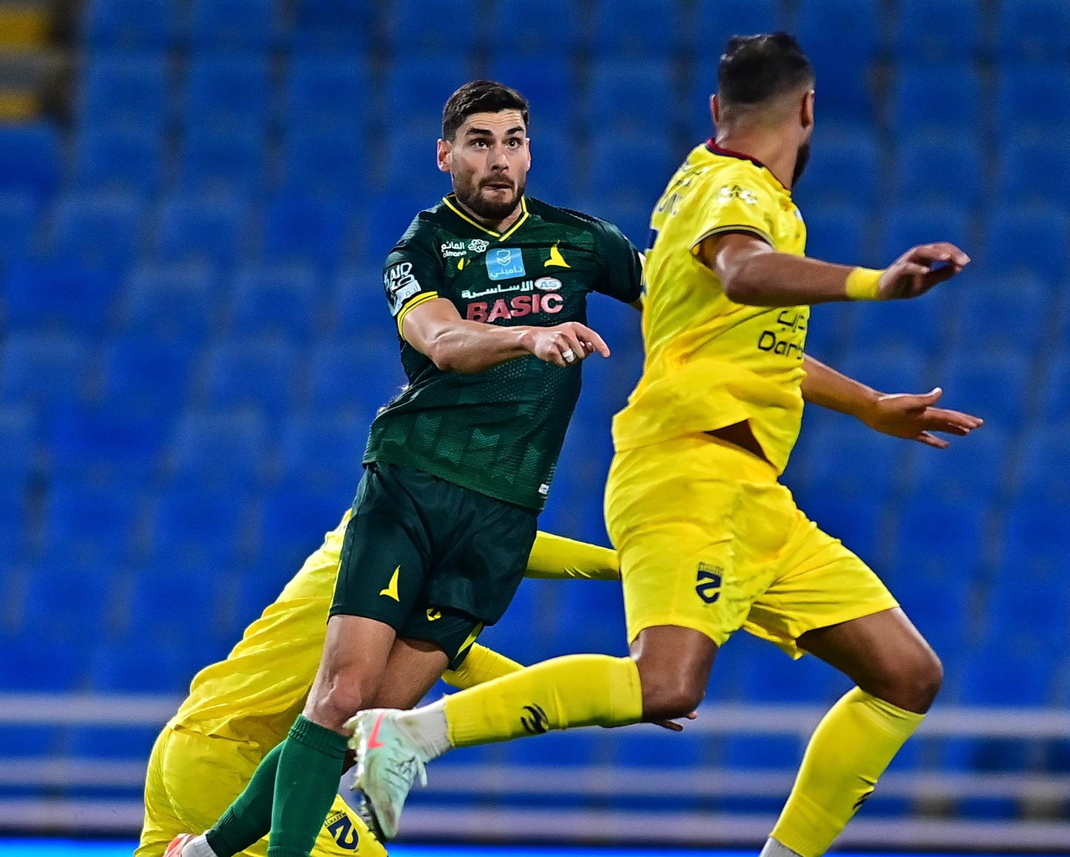 الخليج يكتسح الحزم برباعية ويقتحم المربع الذهبي في دوري روشن