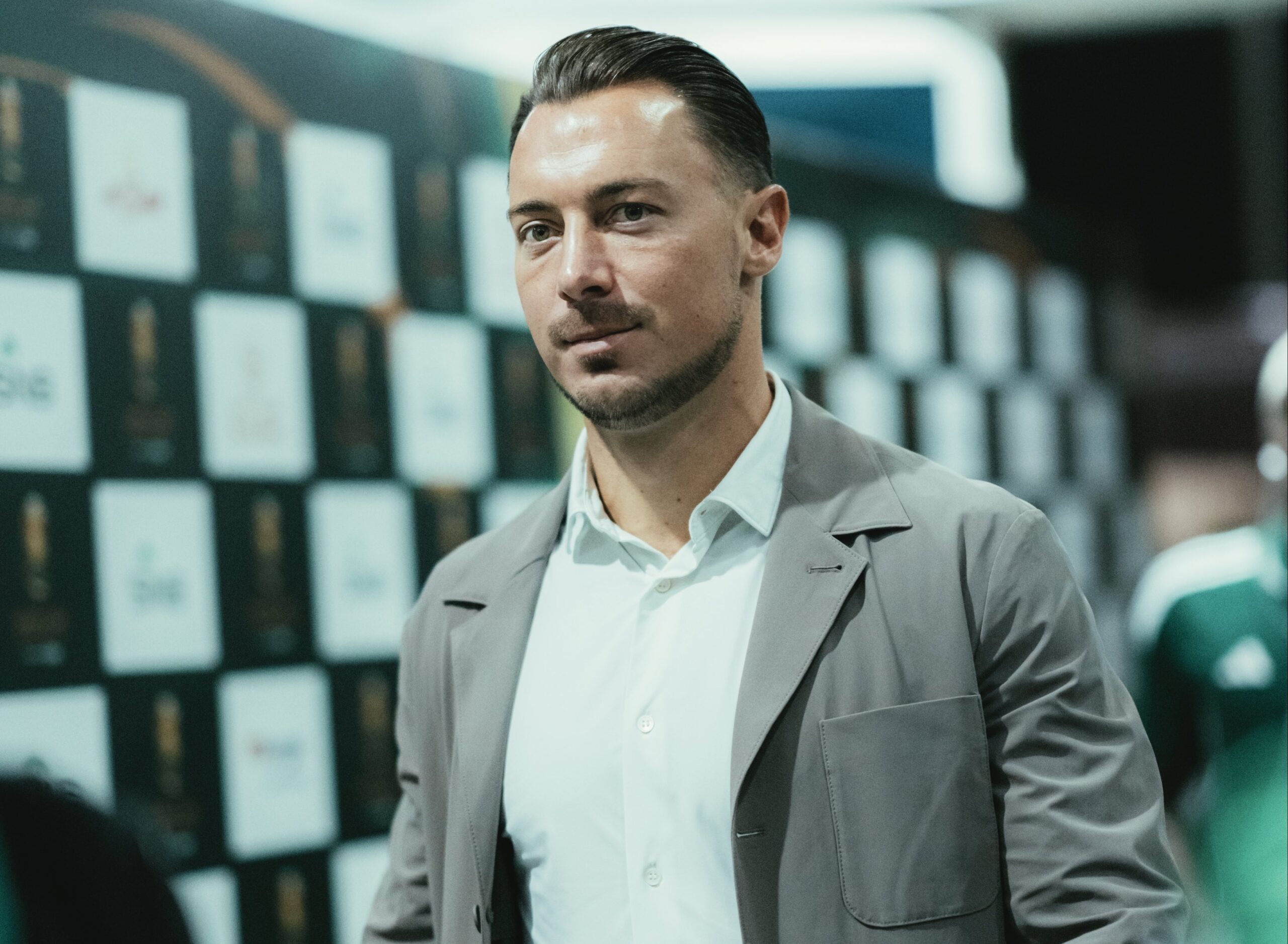 الأهلي في أزمة.. محمد نور يفتح النار على يايسله ويطالب بإقالته قبل الكارثة