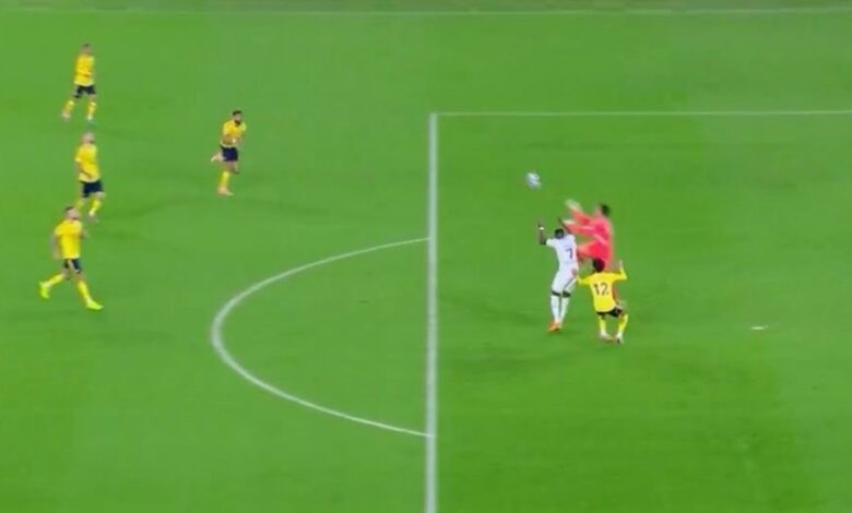 صورة | حارس النصر يزور لاعب الأخدود بعد إصابته القوية