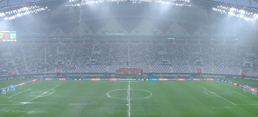 فيديو| أمطار غزيرة تؤجل انطلاق الشوط الثاني لمباراة السعودية والإمارات