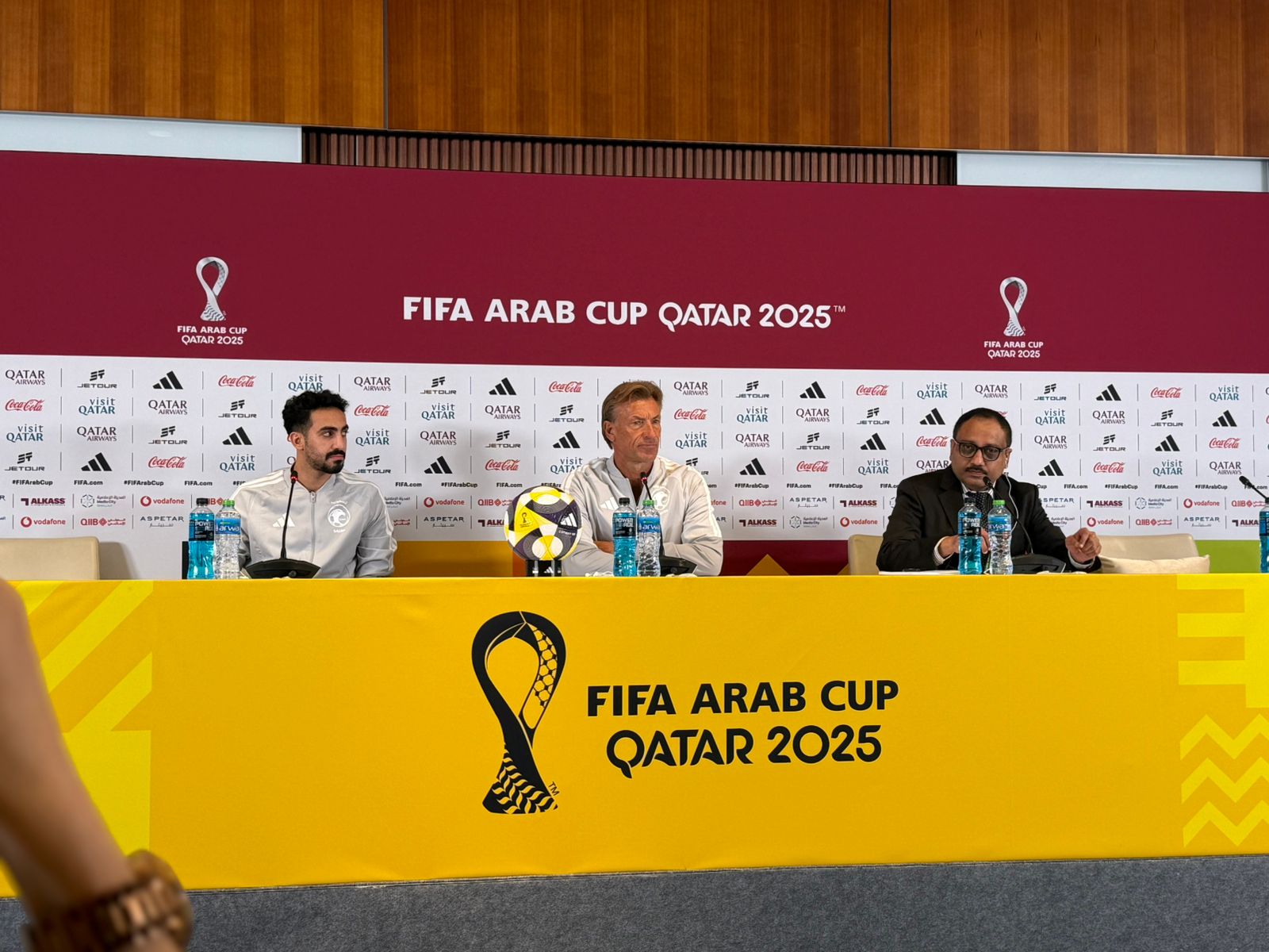 عاجل فيديو  | نواف العقيدي يحرج صحفي بعد سؤاله عن مليارات الدوري السعودي