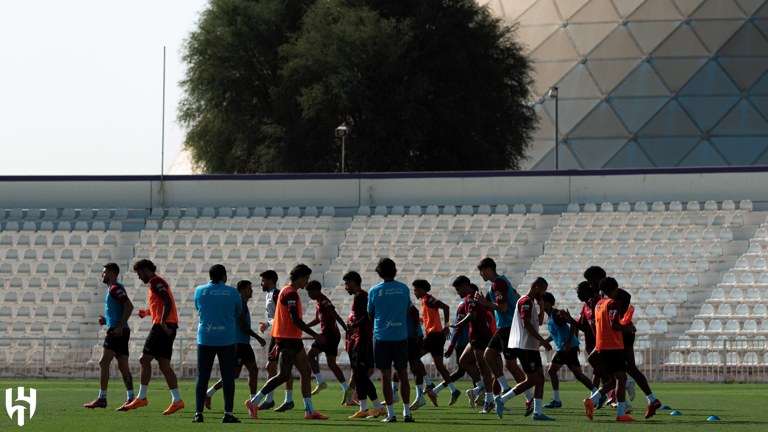 أجواء مرحة في معسكر الهلال.. كانسيلو يصفع البليهي