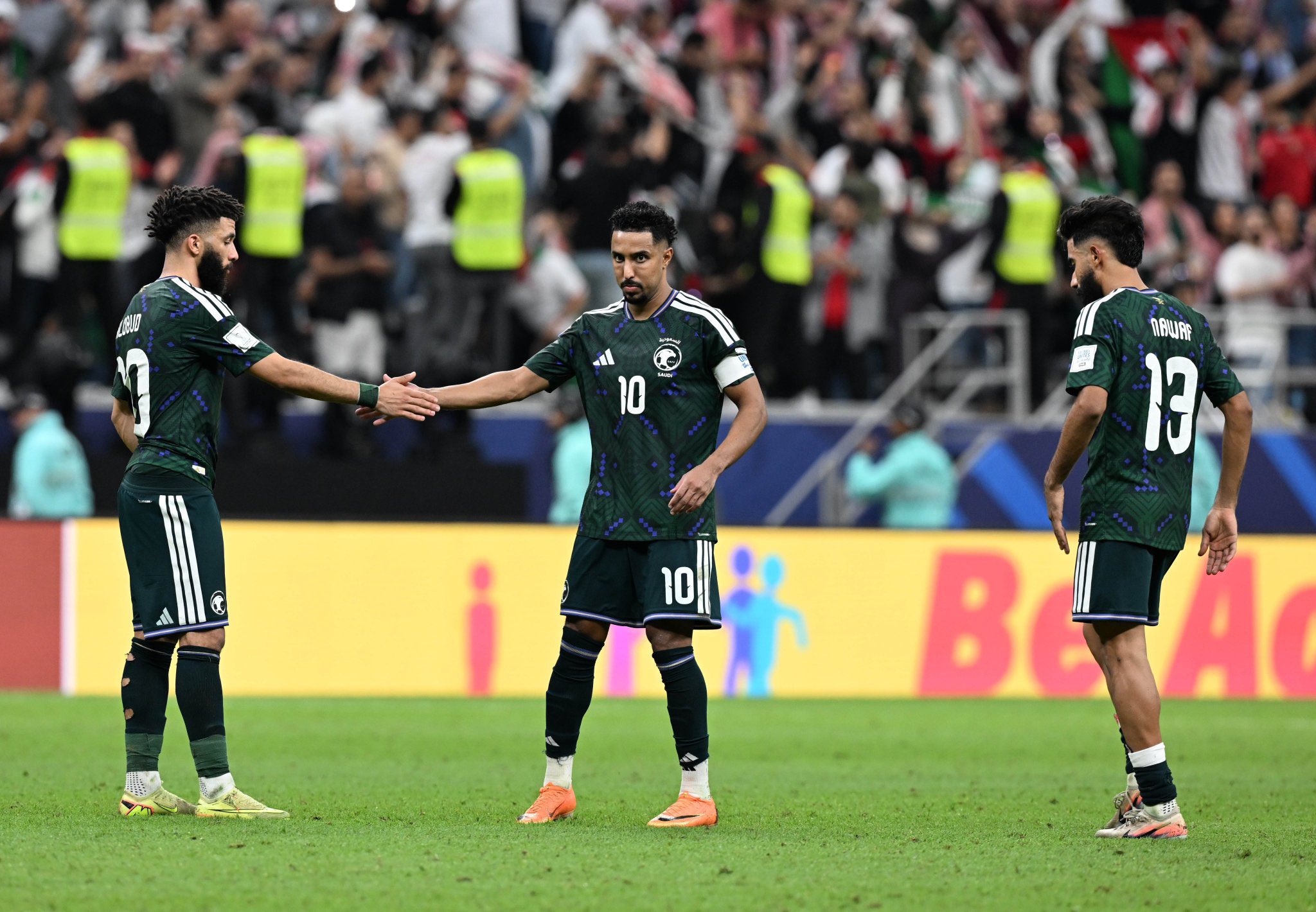 أسطورة الهلال يدافع عن الدوسري وينتقد حارس الأردن: «يبحث عن الترند»