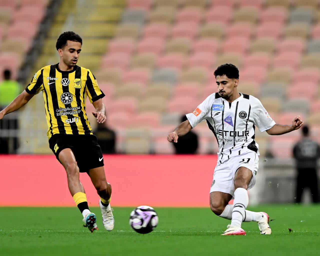 عاجل الشوط الأول.. الغامدي يمنح الاتحاد الأسبقية على حساب الشباب