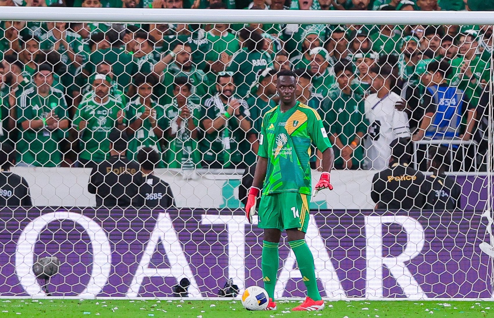 الأهلي يحافظ على خدمات ميندي لمدة عامين