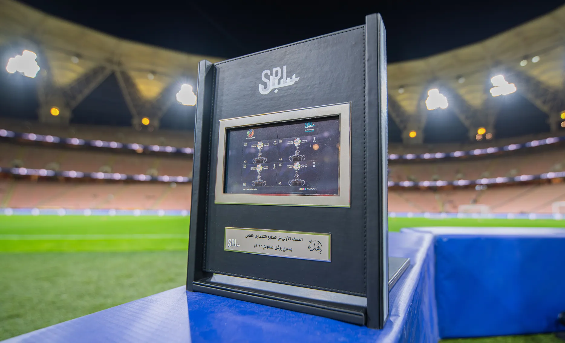 طابع تذكاري يوثق مسيرة دوري روشن