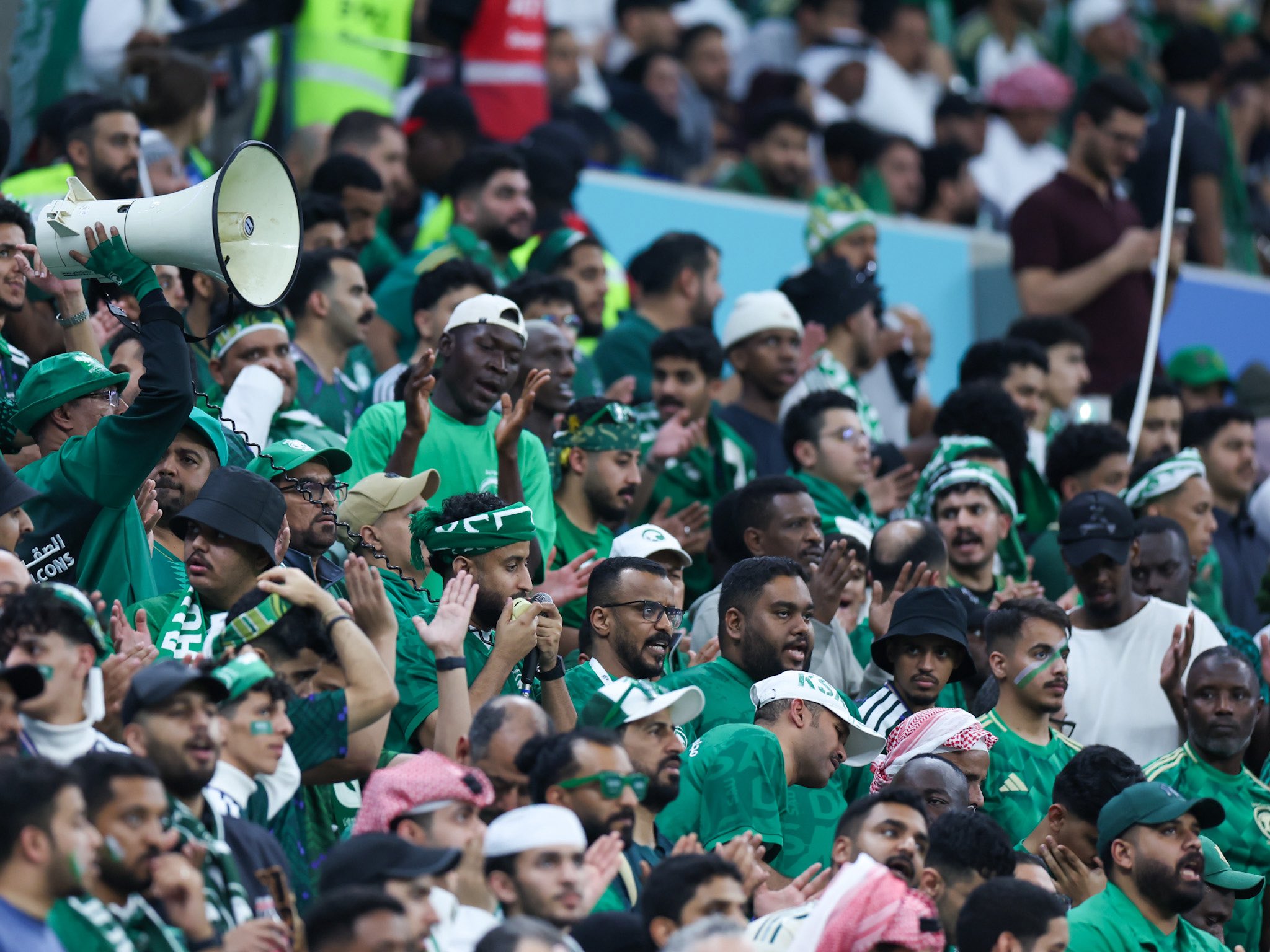 «هاتو المنسف».. جماهير السعودية تشعل الأجواء في سوق واقف قبل موقعة الأردن