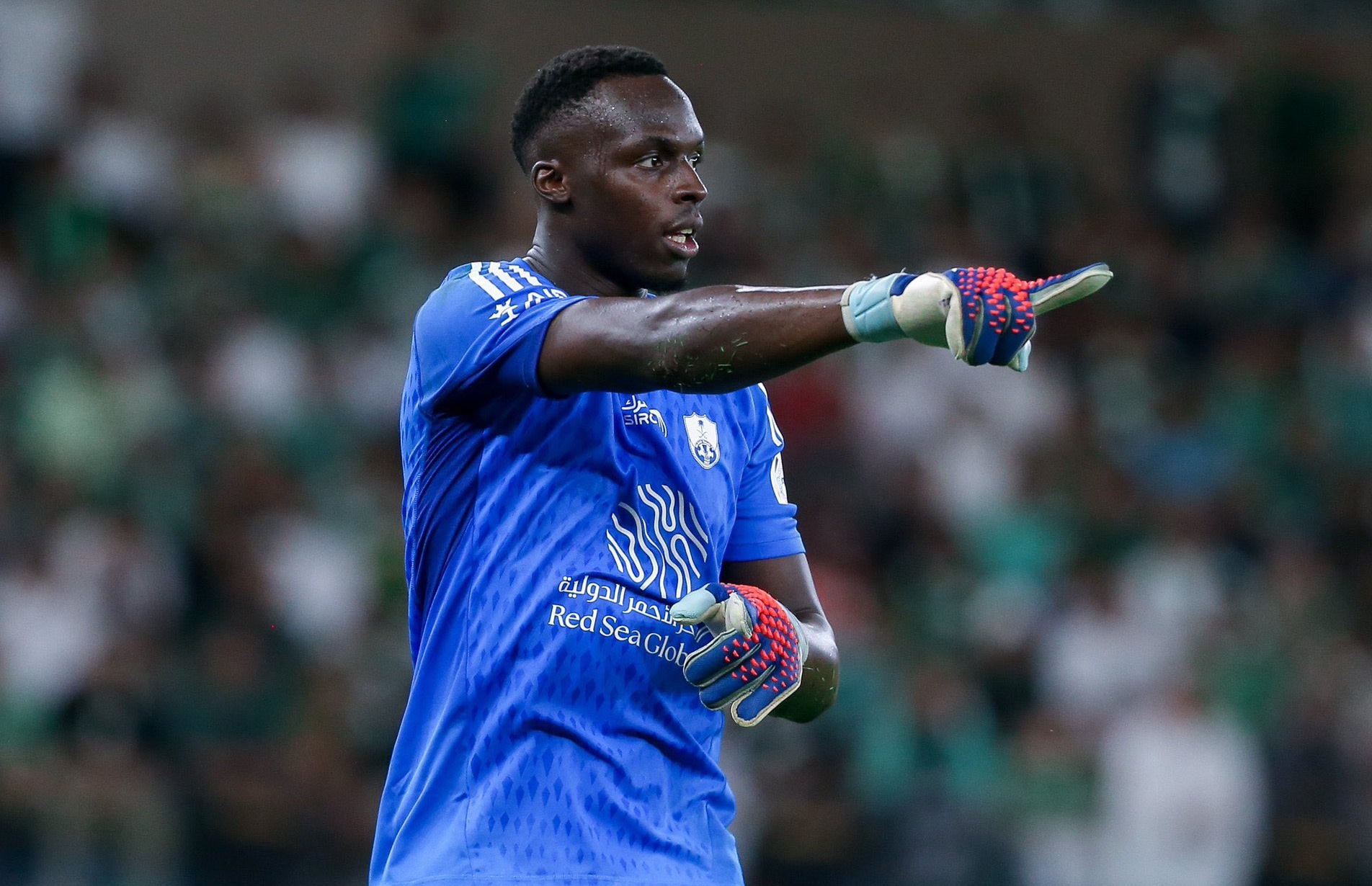 الأهلي يعلن رسميًا تجديد عقد حارس مرماه إدوارد ميندي حتى 2028