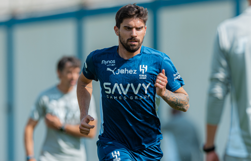 نجم البرتغال السابق يطالب نيفيز بتجديد عقده مع الهلال