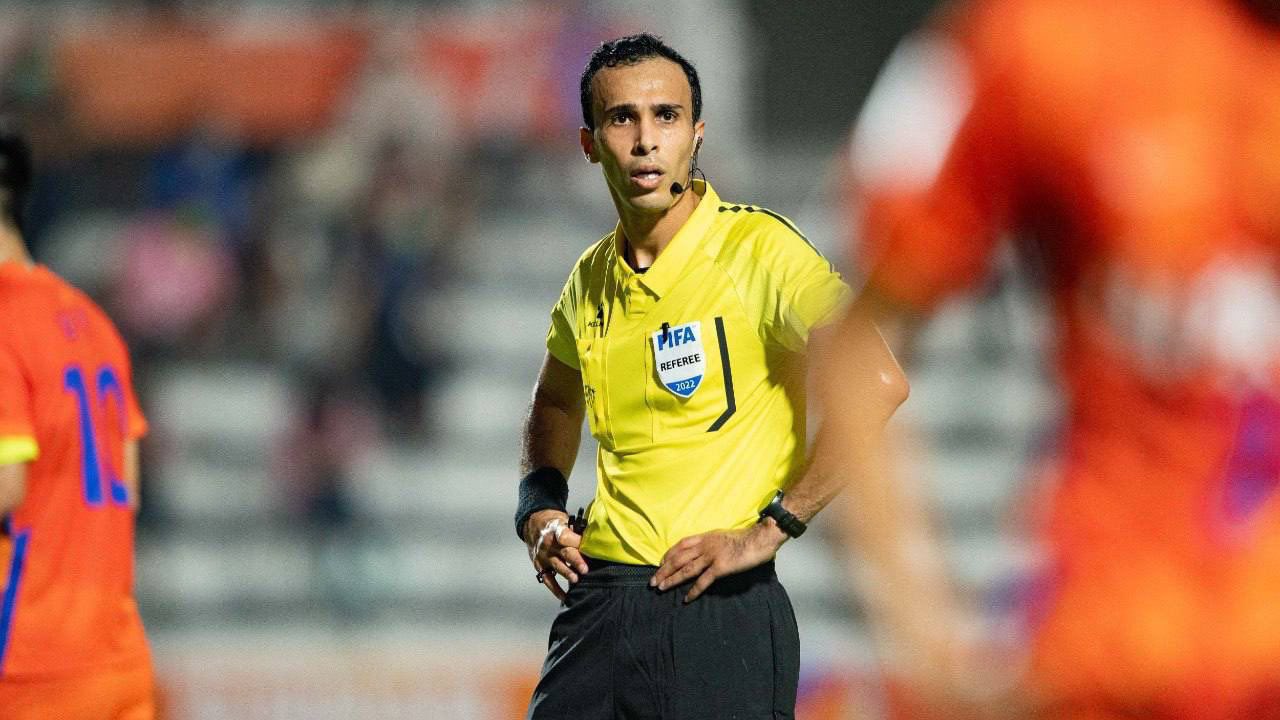 الطريس يدير مباراة الاتحاد ضد نيوم.. وأجنبي لمواجهة الهلال والخلود