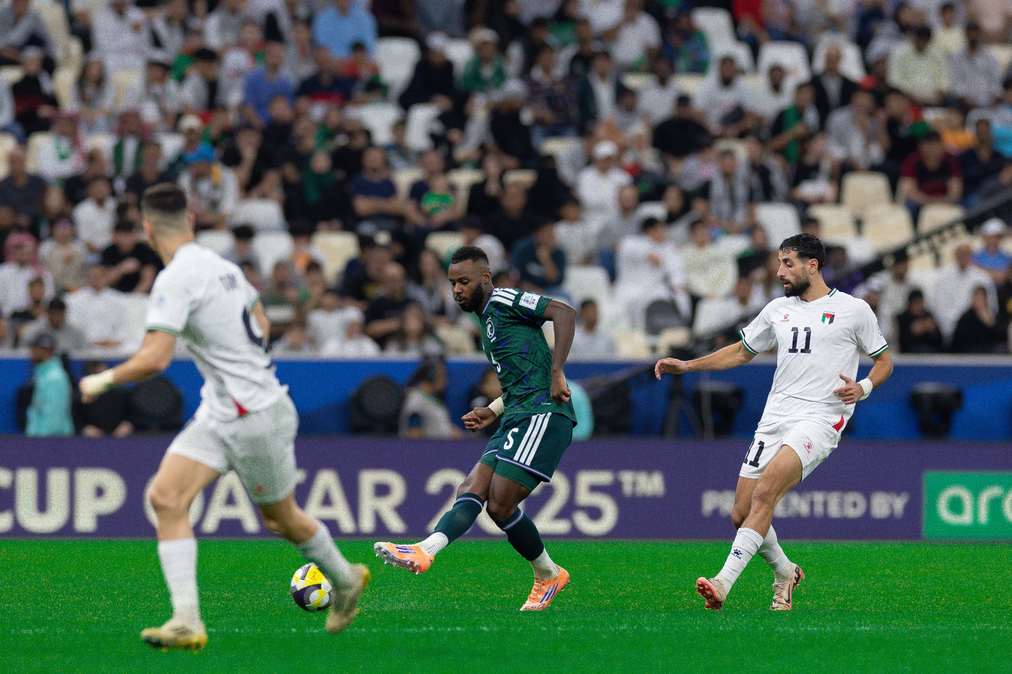 خبير تحكيمي يحسم الجدل حول صحة ركلة جزاء الأخضر الملغاة أمام فلسطين