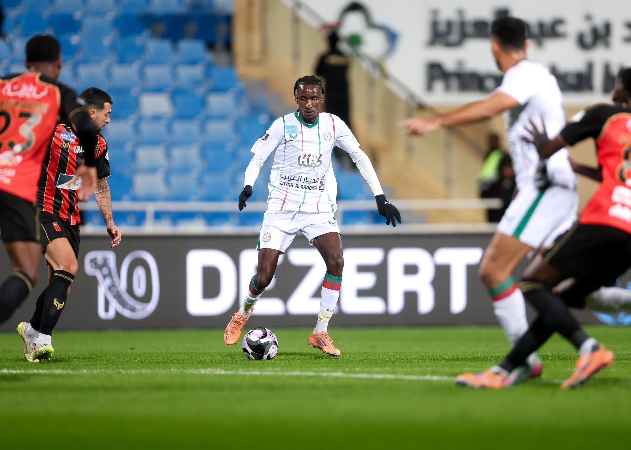 ثنائية قاتلة تقود الاتفاق إلى فوز ثمين على الرياض بدوري روشن