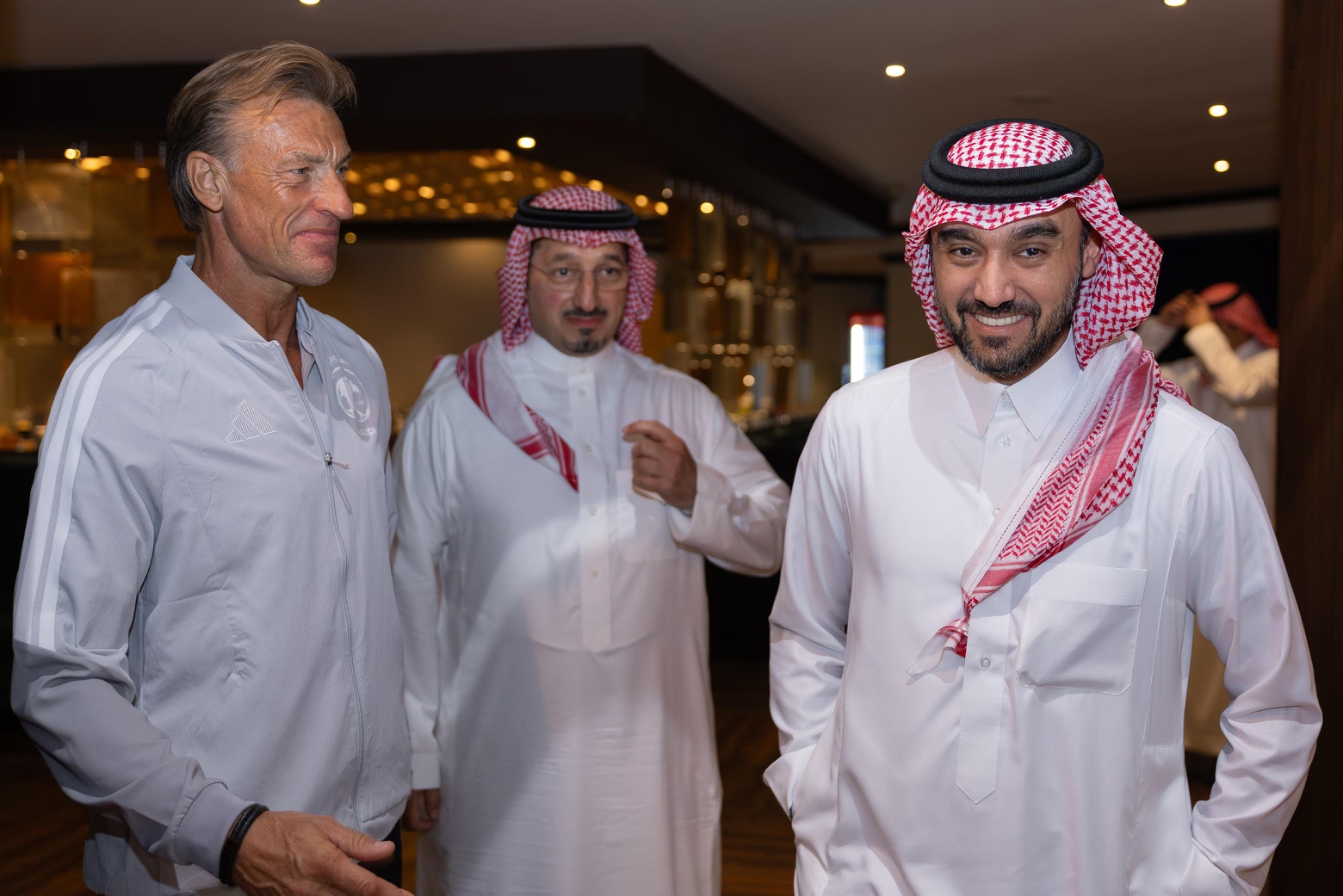 وزير الرياضة يدعم الأخضر قبل مواجهة عُمان في كأس العرب