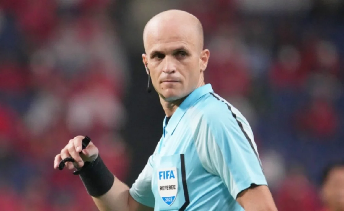 ماذا يقدم الأخضر في وجود صافرة الأردني أدهم المخادمة؟