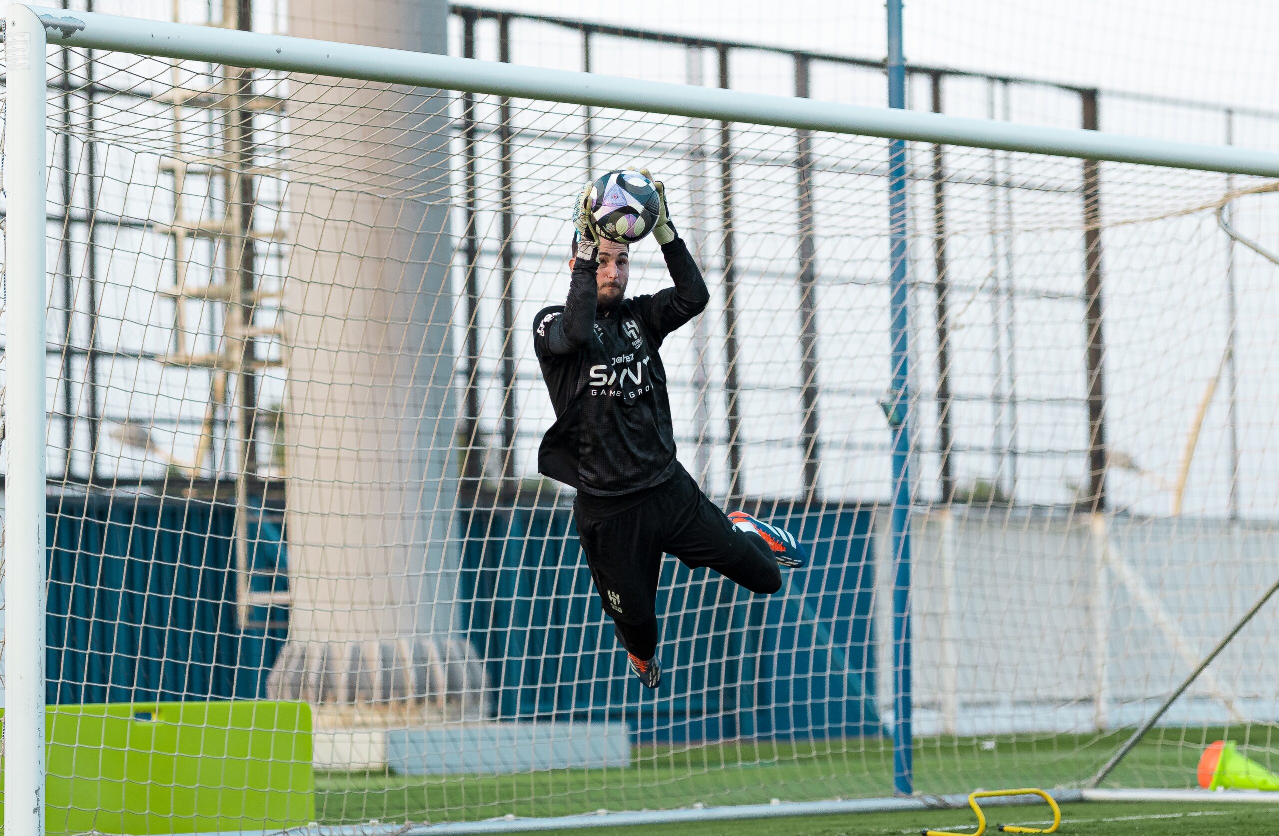 إنزاجي يتخذ قرارًا صادمًا بشأن الحارس الفرنسي ماتيو باتوييه