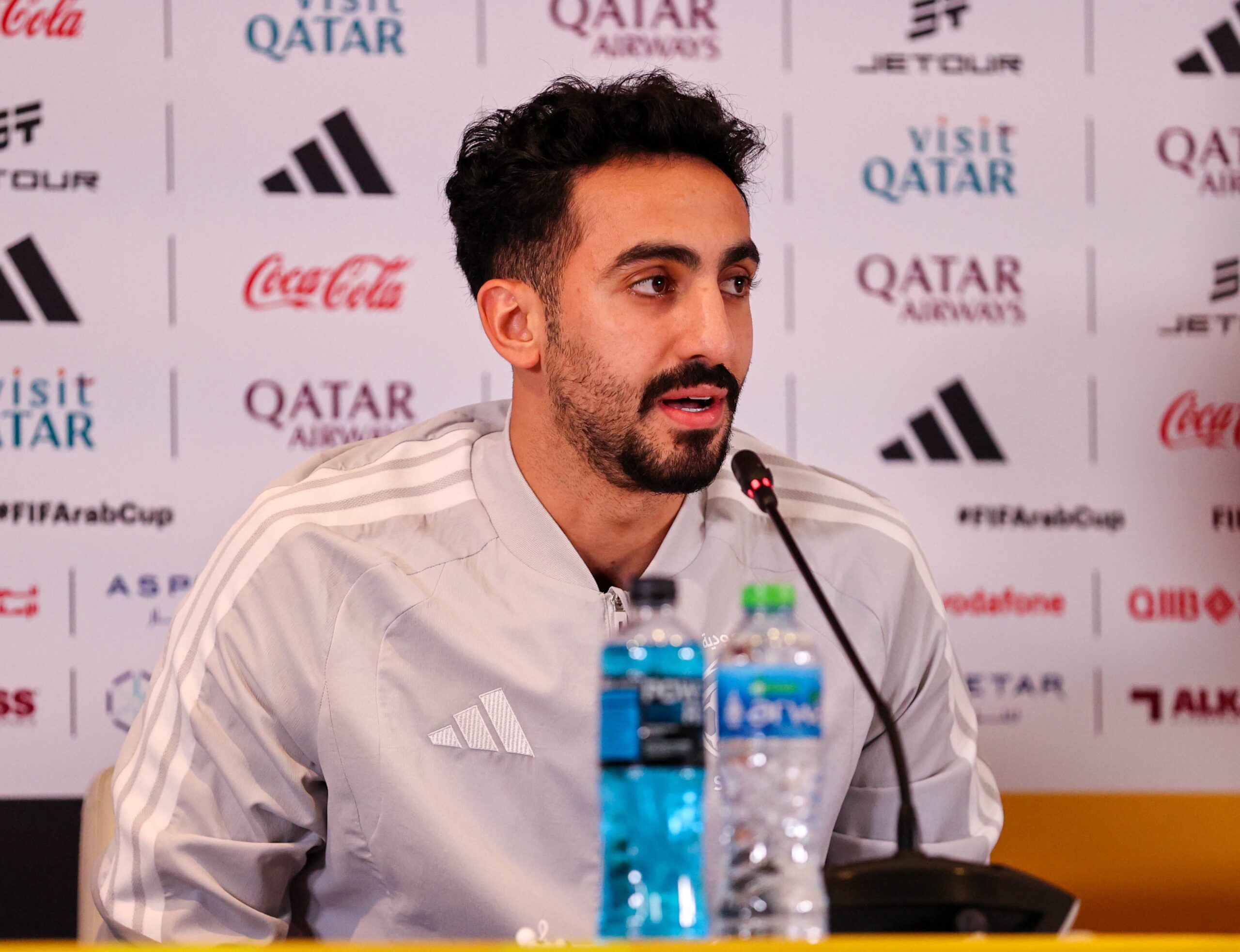 الفراج ينتقد نواف العقيدي بعد تصريحاته المثيرة في مؤتمر مباراة السعودية وعُمان