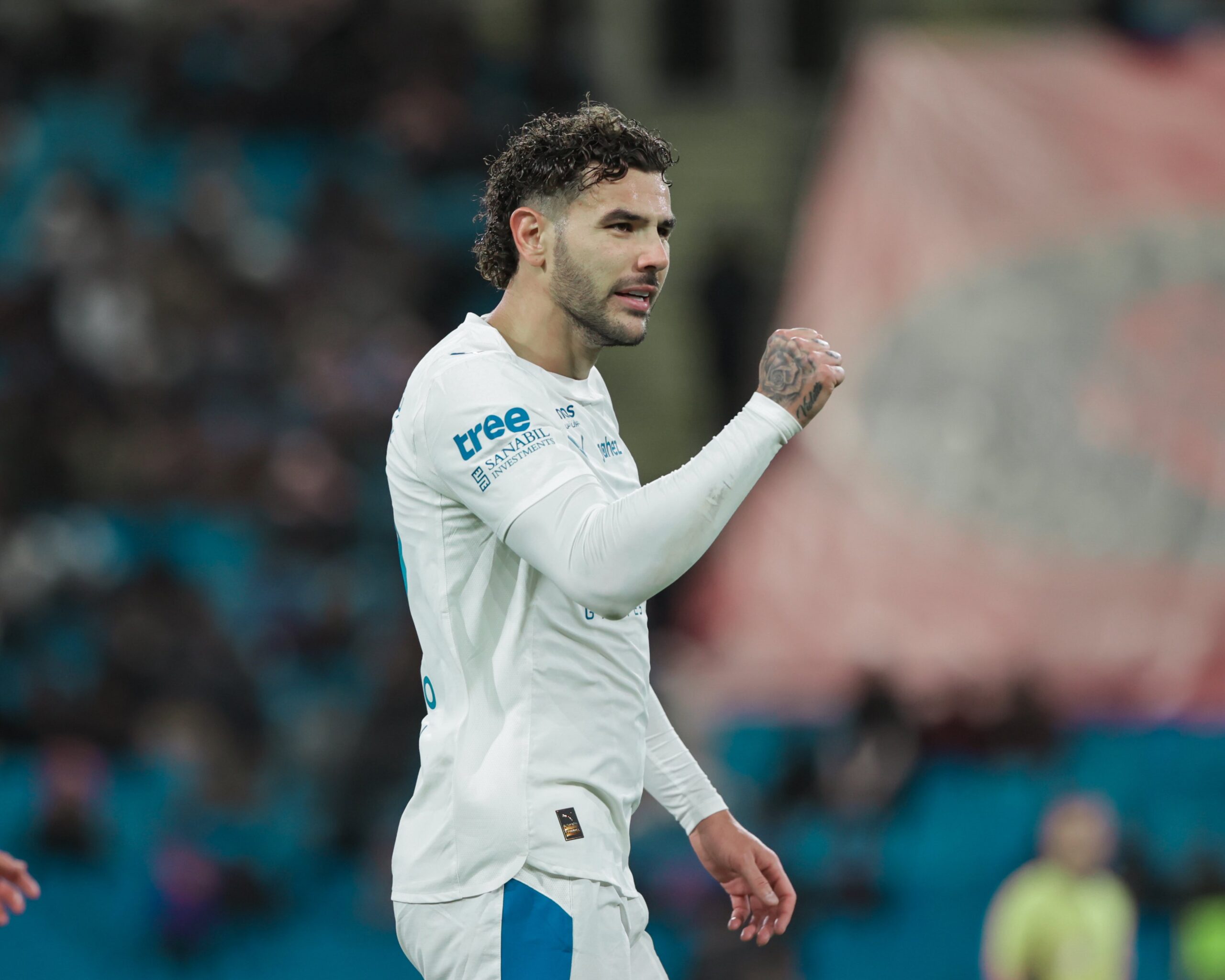 الهلال يحقق فوزاً مثيراً على الخلود بثلاثية في روشن