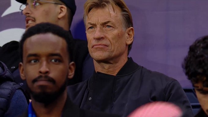 من داخل المملكة أرينا.. رينارد يتابع عن قرب مباراة الهلال والفيحاء