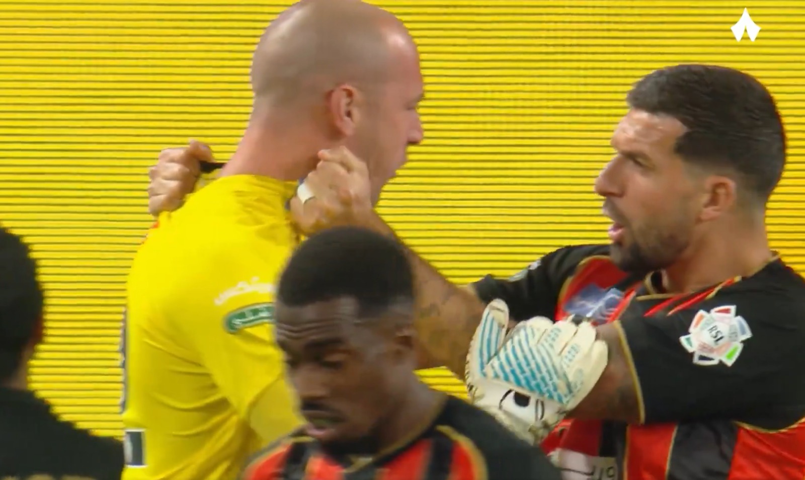 عاجل مشادة قوية بين لاعبي الرياض في دوري روشن