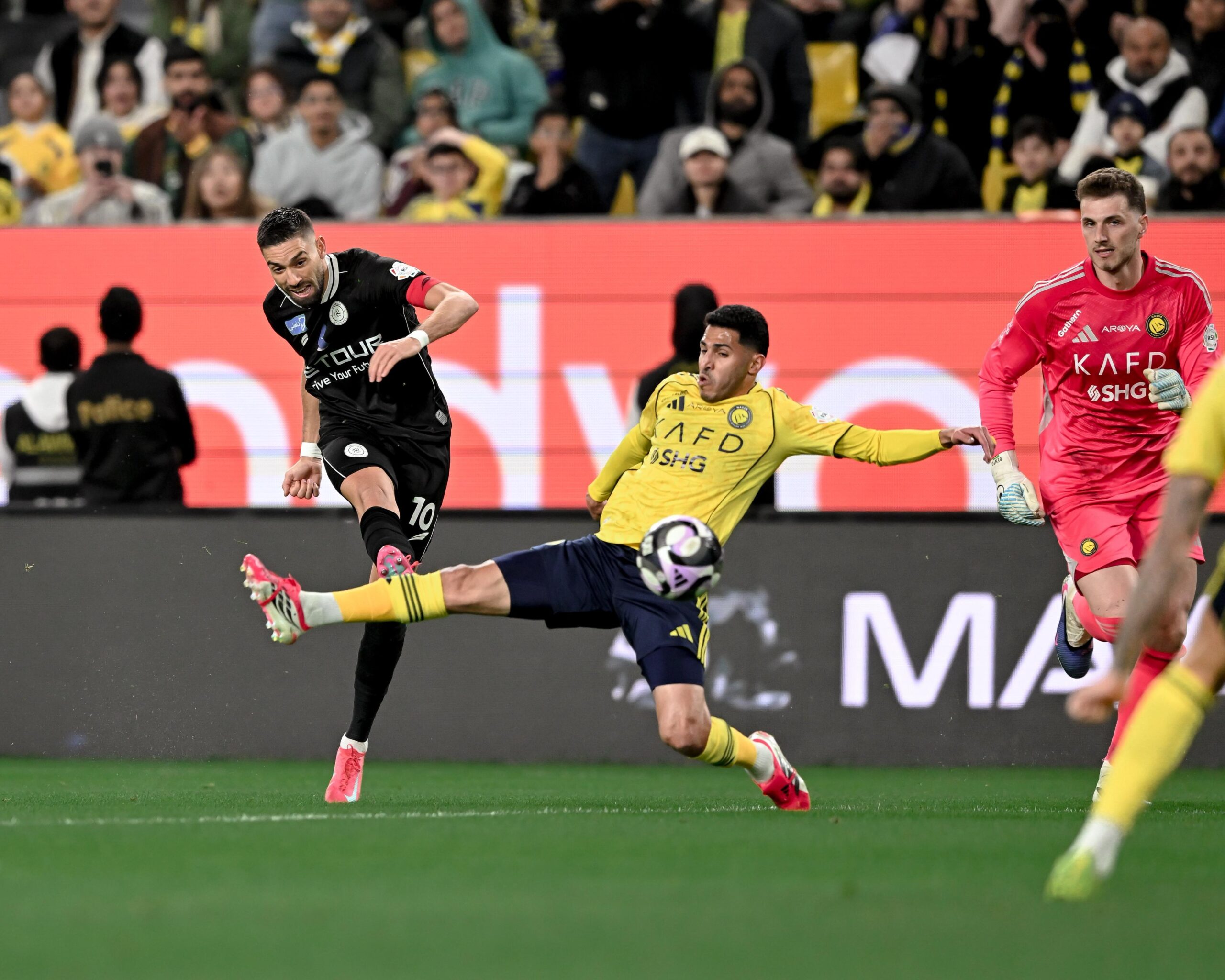 كاراسكو يشتبك لفظيًا مع زميله في مباراة النصر ضد الشباب