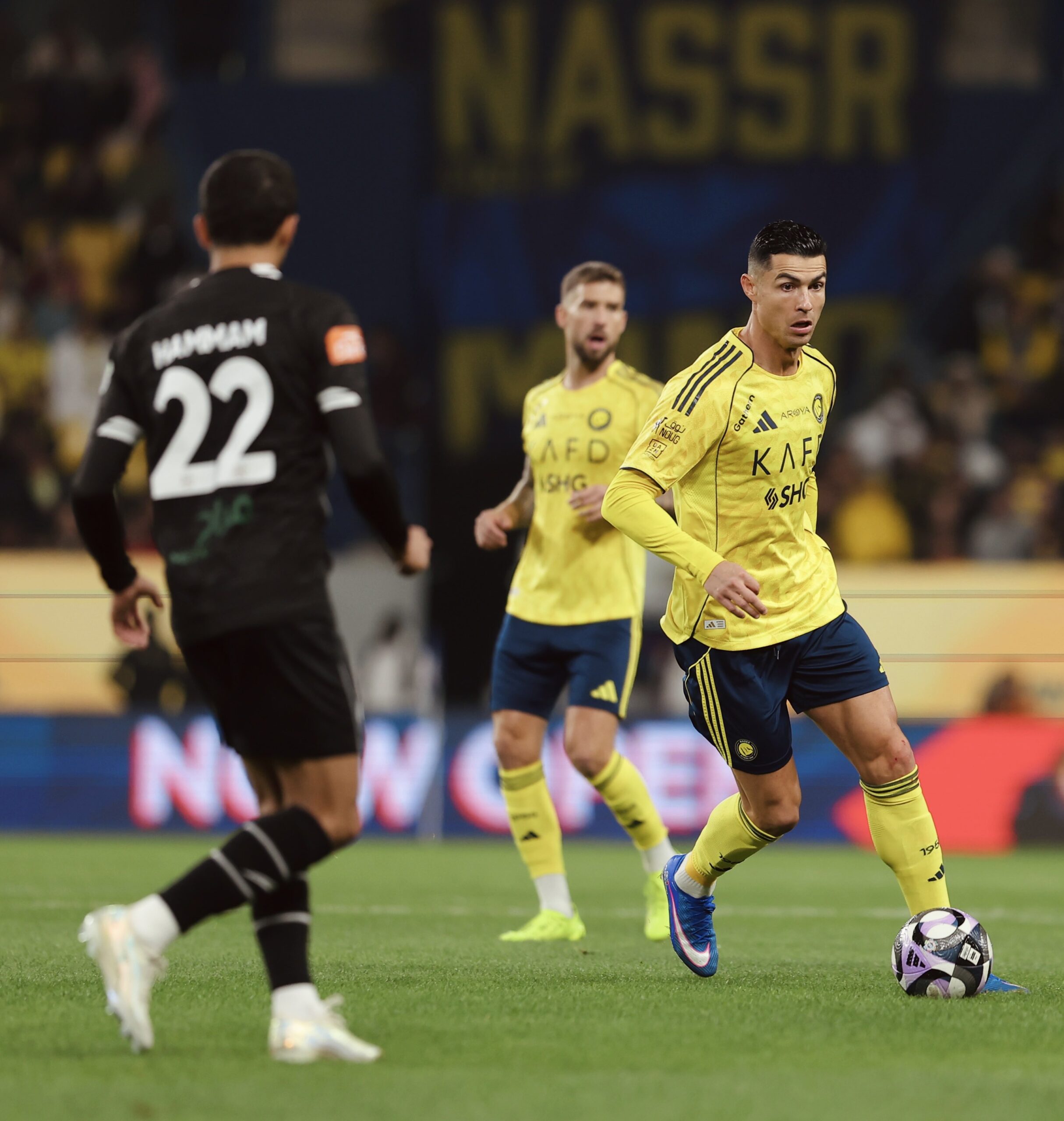 رونالدو ينهي الجدل ويعتذر لحارس الشباب بعد لقطة مثيرة في الديربي