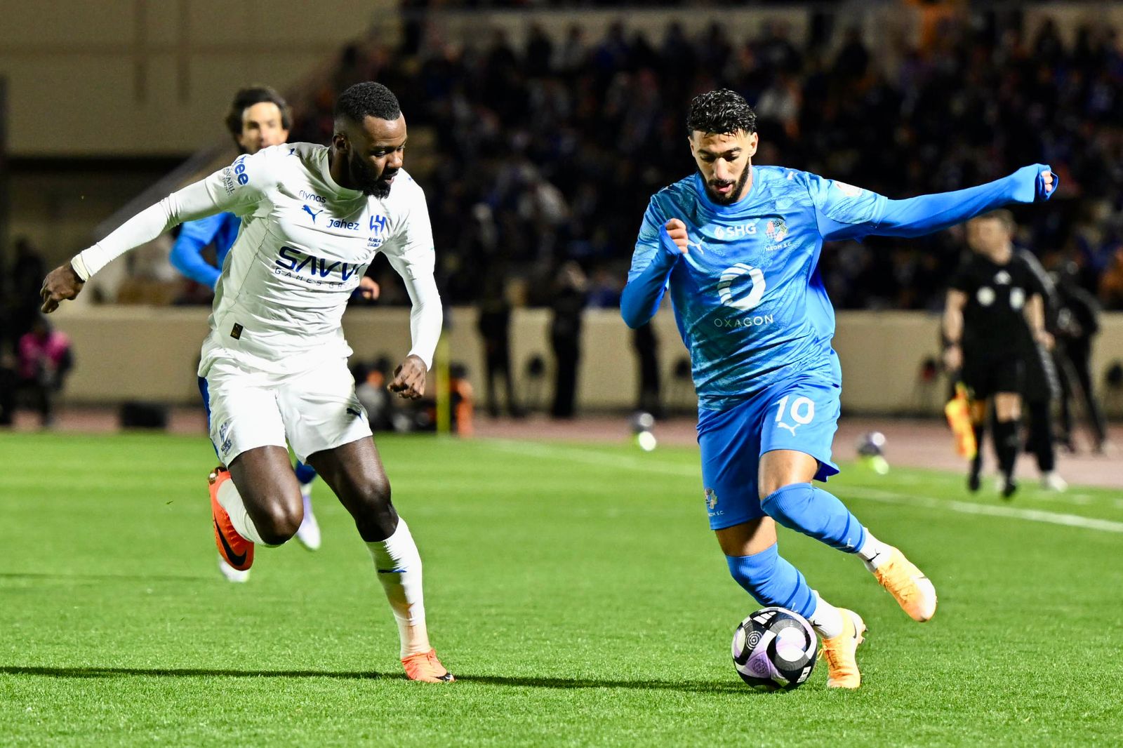 ركلة جزاء صحيحة وطرد مستحق.. خبير تحكيمي يعلق على مباراة الهلال ونيوم