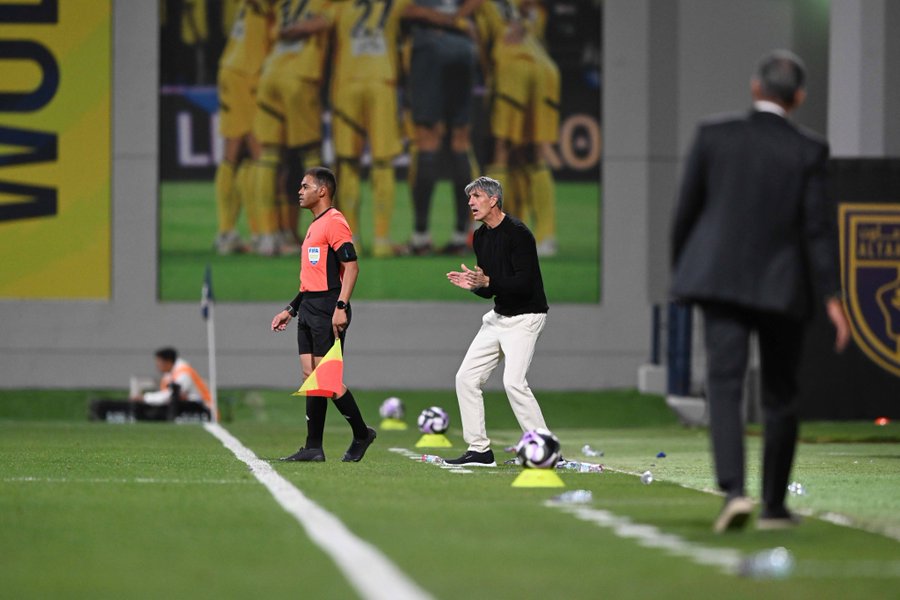 تصريحات نارية من ألجواسيل بعد سقوط الشباب أمام التعاون