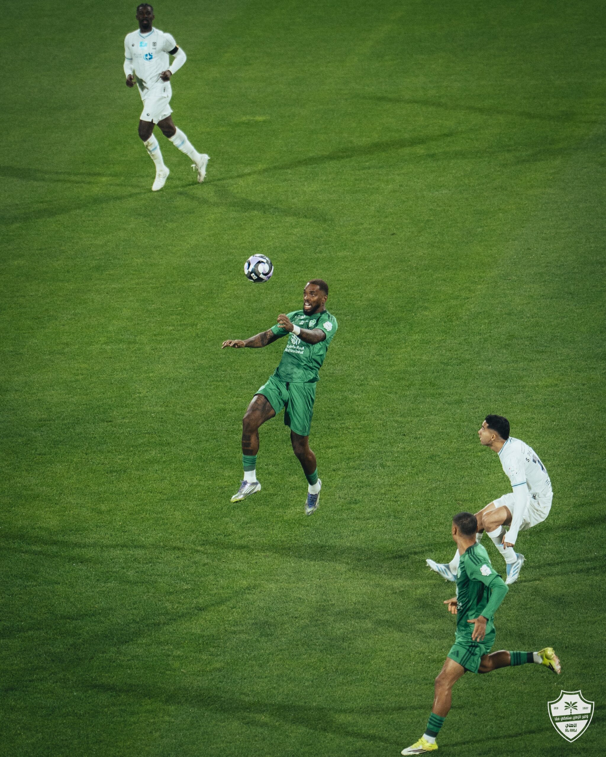 توني يشتبك مع مدرب الأخدود وتدخل عاجل من نجم الأهلي