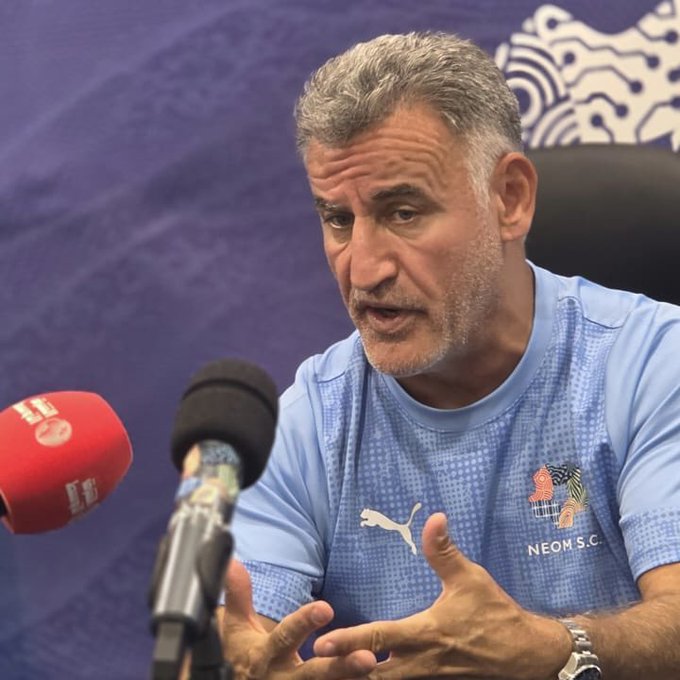 تصرف مثير من مدرب نيوم بعد الهزيمة أمام الأهلي