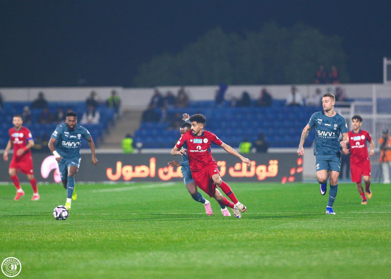 عاجل تدخل خطير وإصابة قوية في مباراة الهلال ضد ضمك