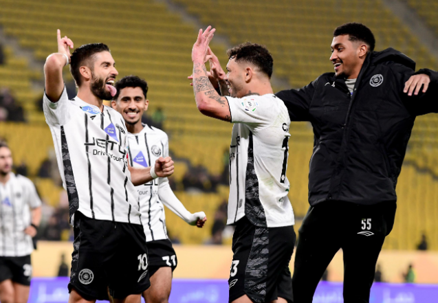 الشباب يتألق ويقلب الطاولة على نيوم بثلاثية في دوري روشن